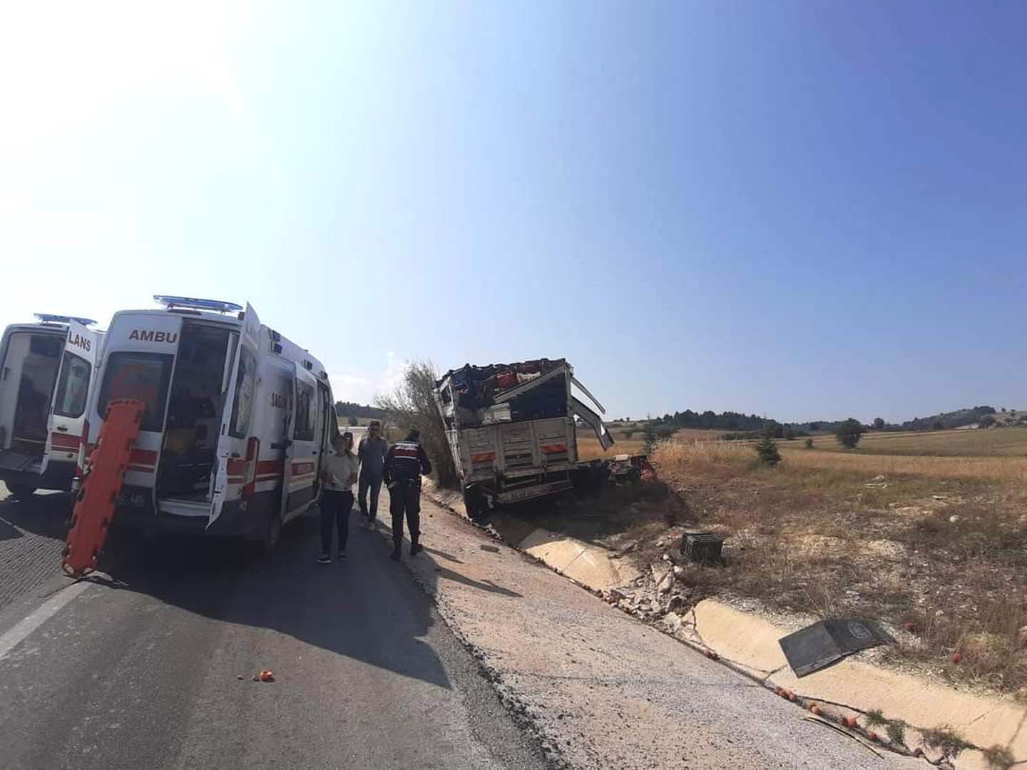 Kütahya'da facianın eşiğinden dönüldü! Yolcu otobüsü, meyve yüklü kamyona çarptı: Çok sayıda yaralı 