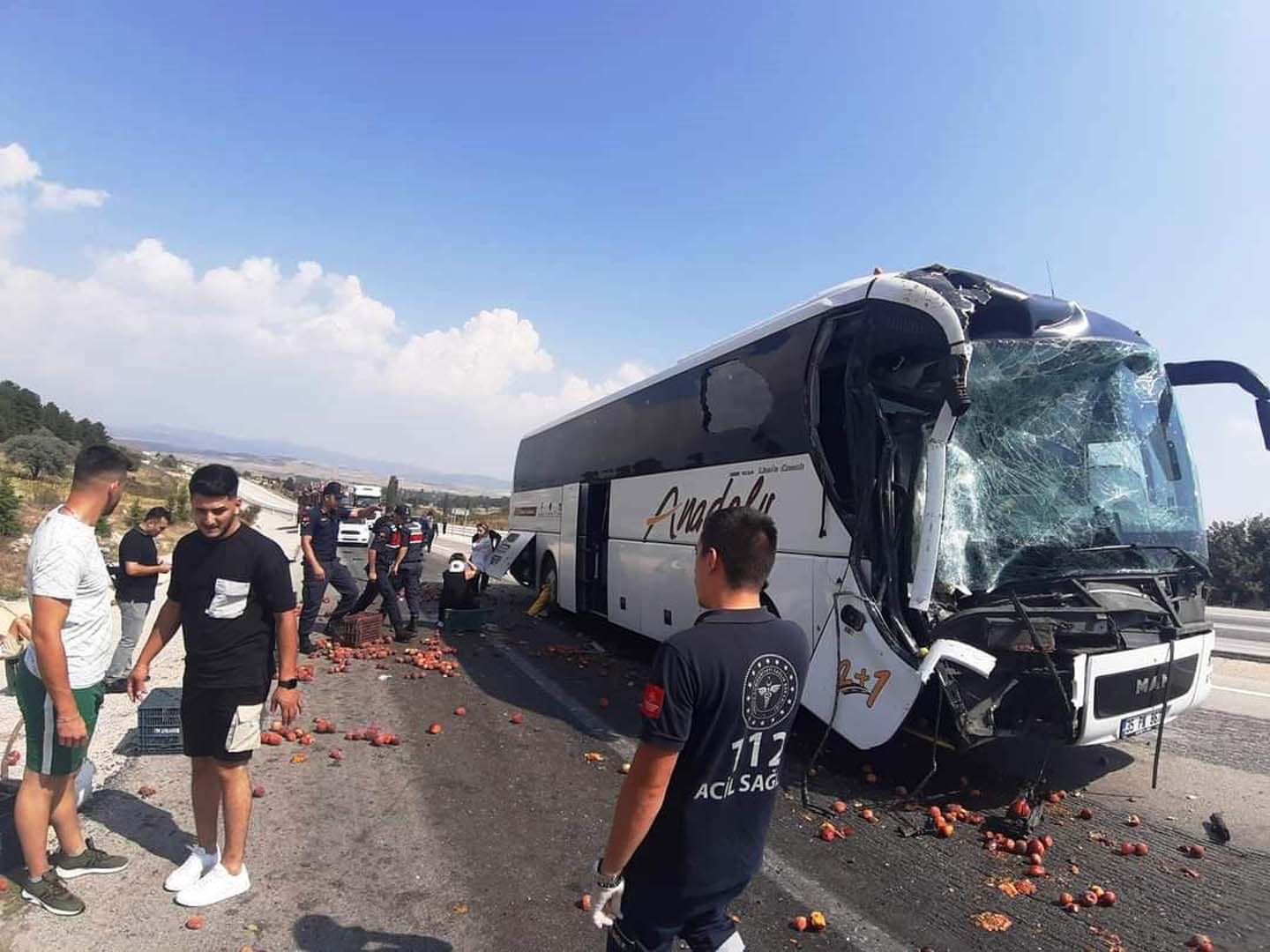 Kütahya'da facianın eşiğinden dönüldü! Yolcu otobüsü, meyve yüklü kamyona çarptı: Çok sayıda yaralı 