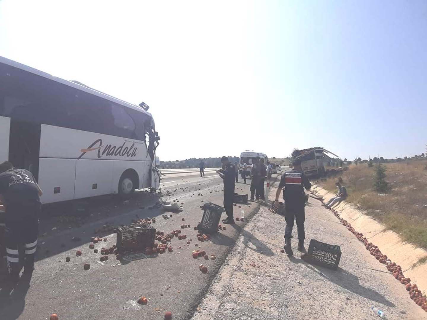 Kütahya'da facianın eşiğinden dönüldü! Yolcu otobüsü, meyve yüklü kamyona çarptı: Çok sayıda yaralı 