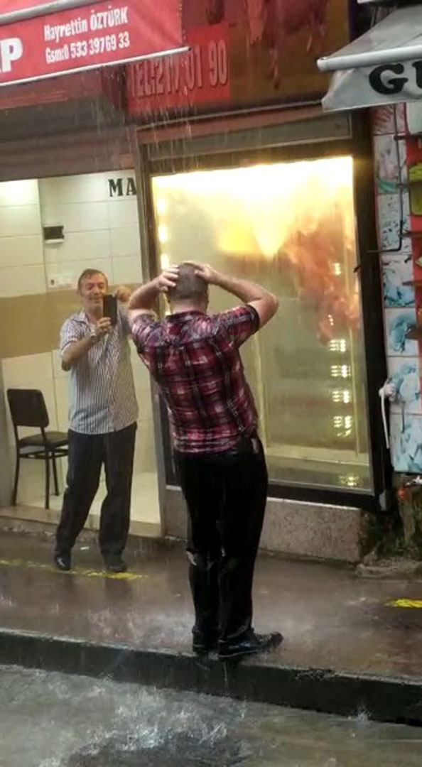 Rize'de yağmur sevinci! Sokak ortasında şampuanla duş aldı!