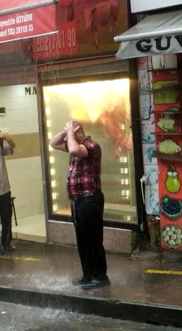 Rize'de yağmur sevinci! Sokak ortasında şampuanla duş aldı!
