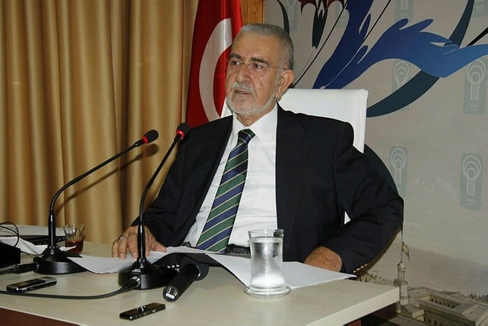 Ünlü yazar ve mutasavvıftan üzen haber! Ömer Tuğrul İnançer hayatını kaybetti!