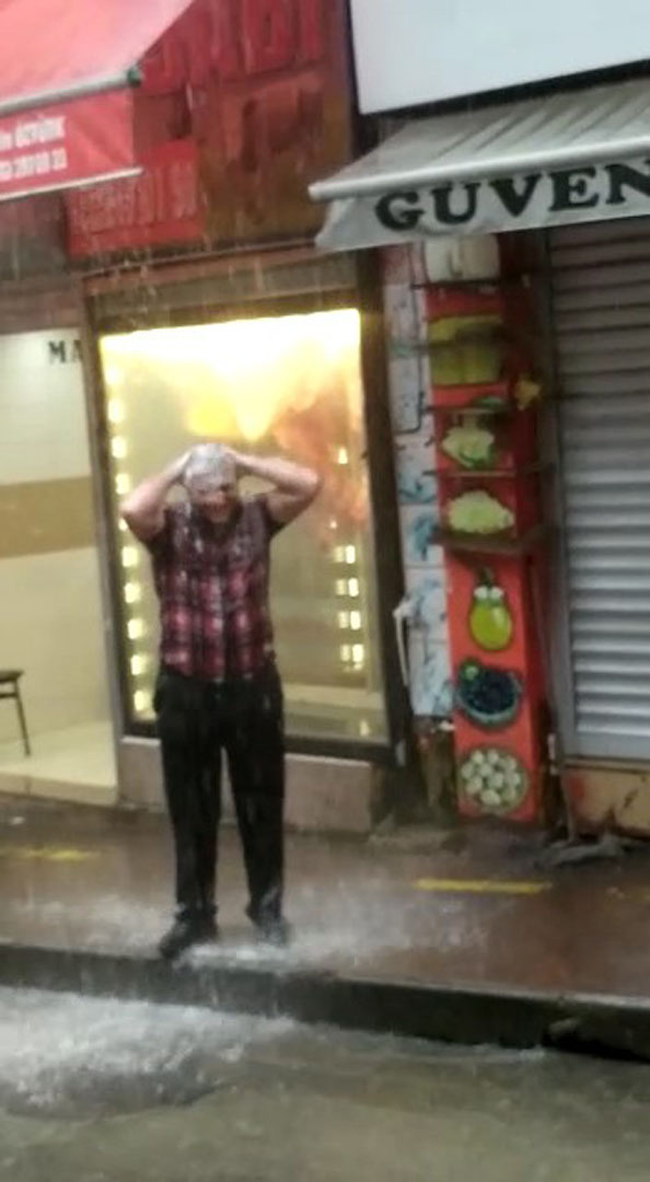 Rize'de yağmur sevinci! Sokak ortasında şampuanla duş aldı!