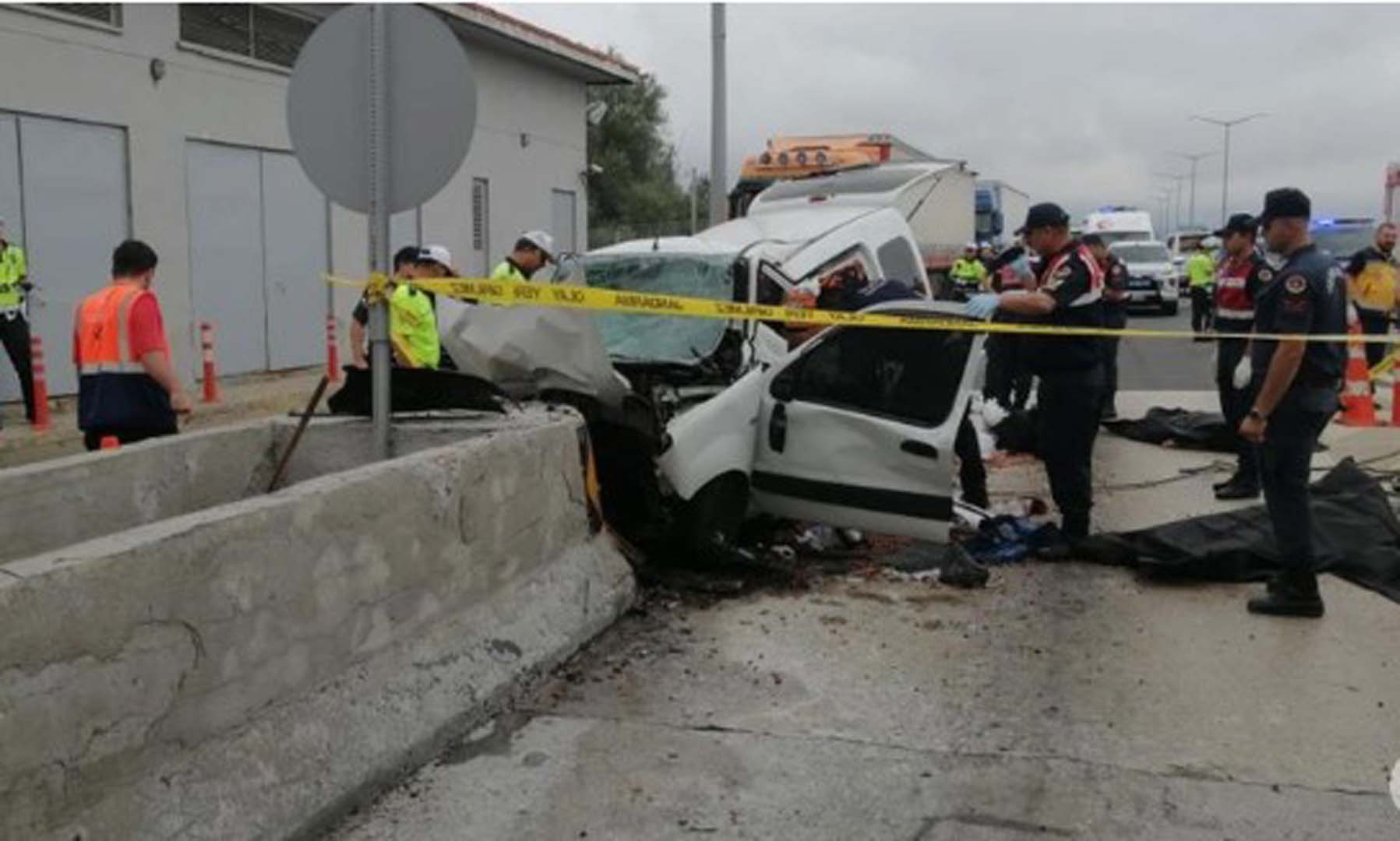 Bolu gişelerinde feci kaza! Otomobil beton bariyerlere saplandı! Ölü ve yaralılar var!