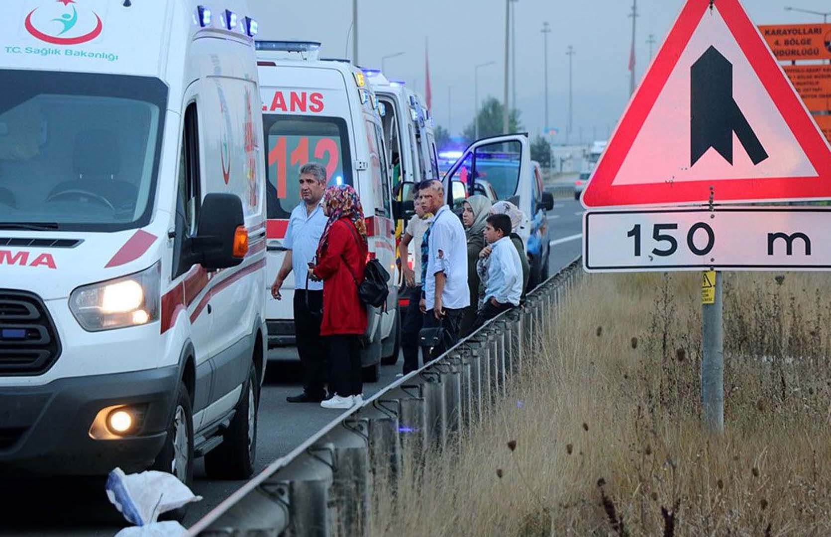 Bolu gişelerinde feci kaza! Otomobil beton bariyerlere saplandı! Ölü ve yaralılar var!