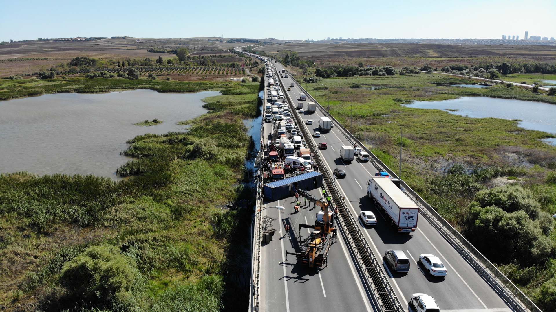Büyükçekmece'de kontrolden çıkan TIR devrildi! Şoförü kurtarmak için nefes kesen kurtarma operasyonu 