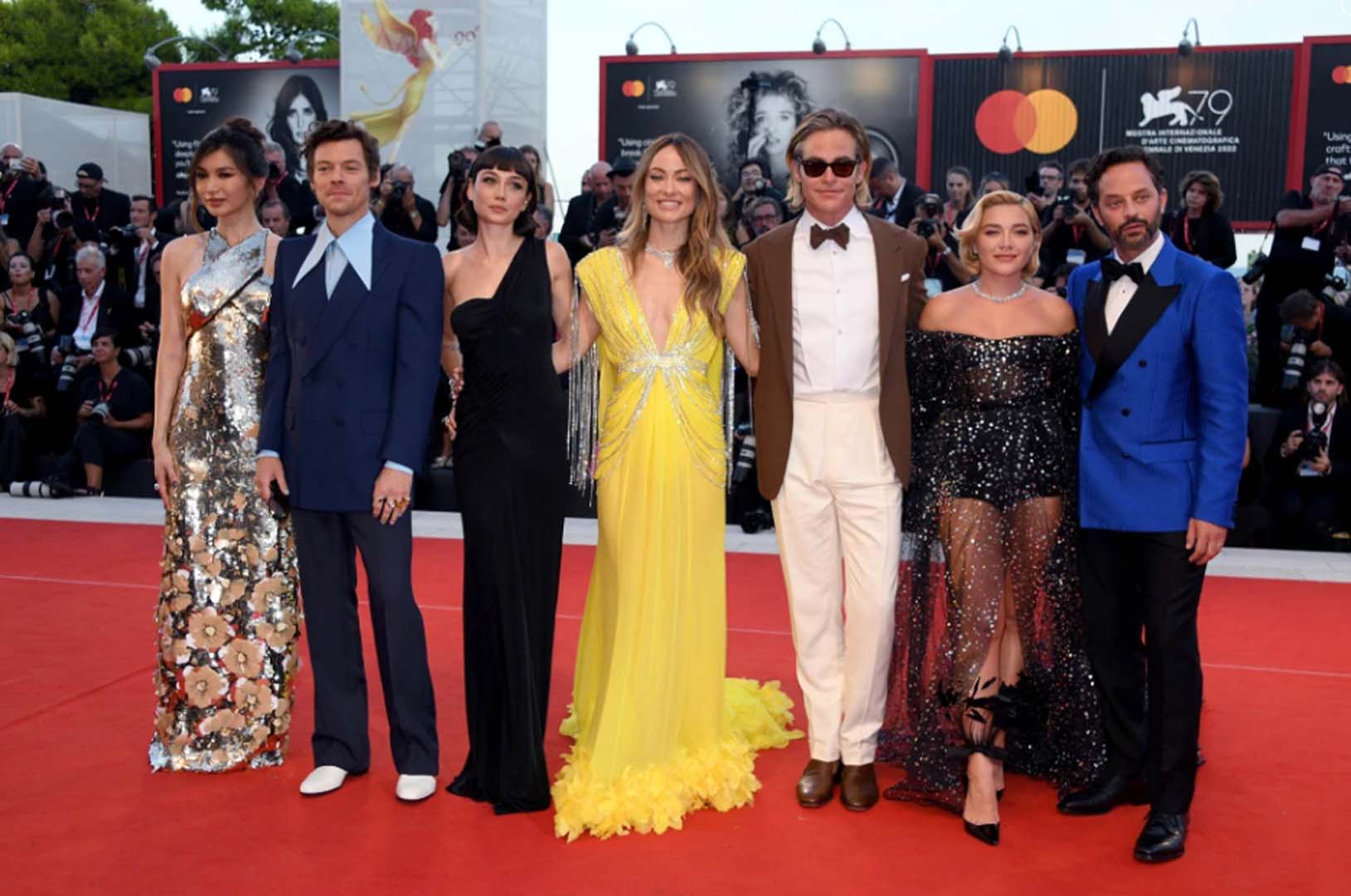 Biseksüel Harry Styles, galada Nick Kroll'un dudaklarına yapıştı! Ardından yaptığı hareket ise mide bulandırdı!