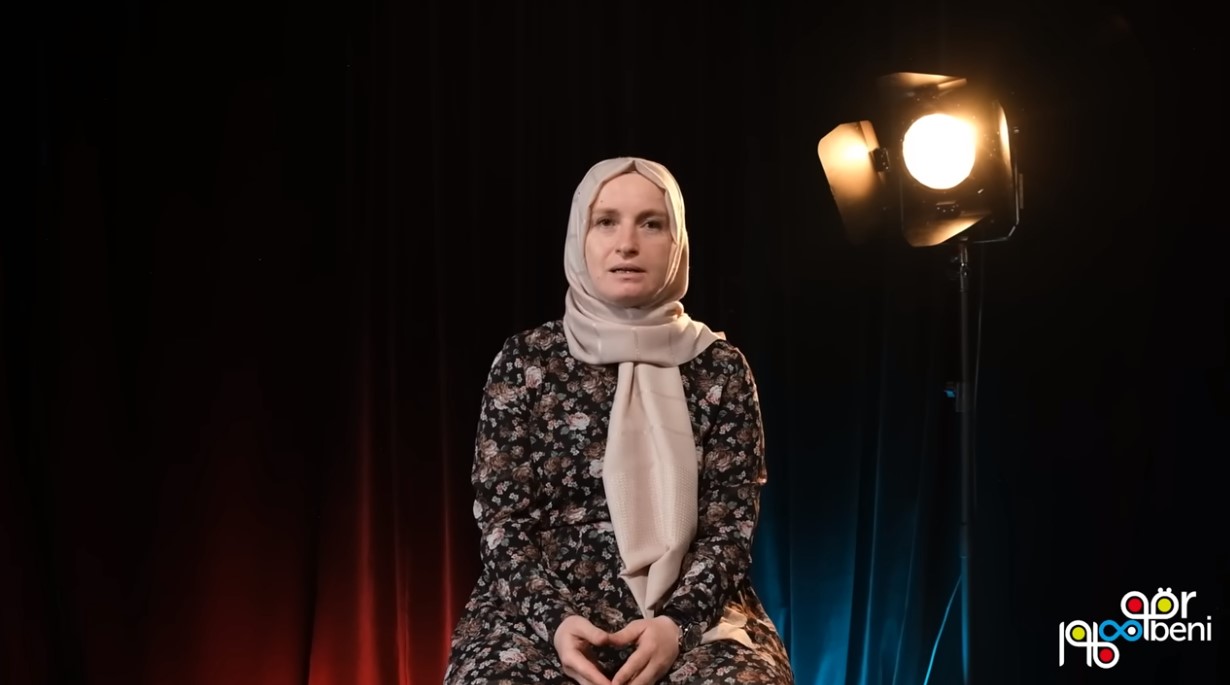 Diyanet'in ihraç ettiği başörtülü Fatma Yavuz Allah rızası için LGBT haklarını savunuyormuş!