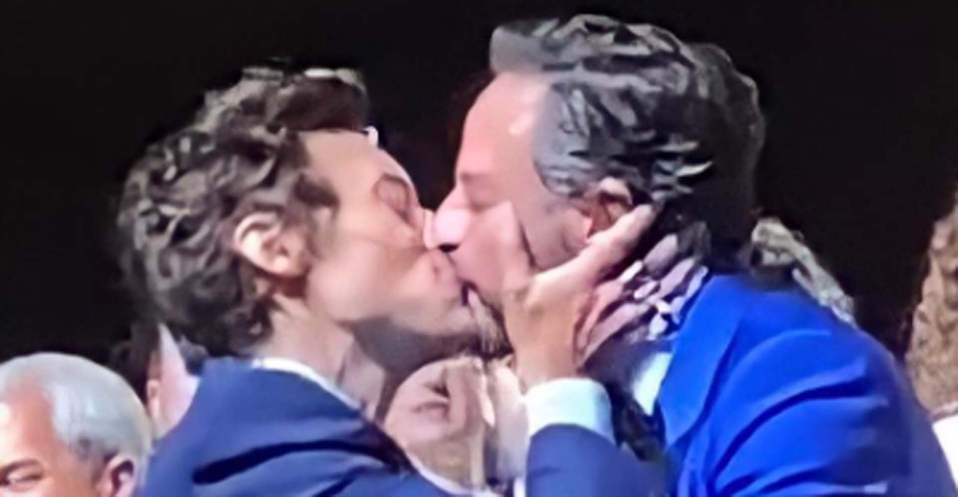 Biseksüel Harry Styles, galada Nick Kroll'un dudaklarına yapıştı! Ardından yaptığı hareket ise mide bulandırdı!