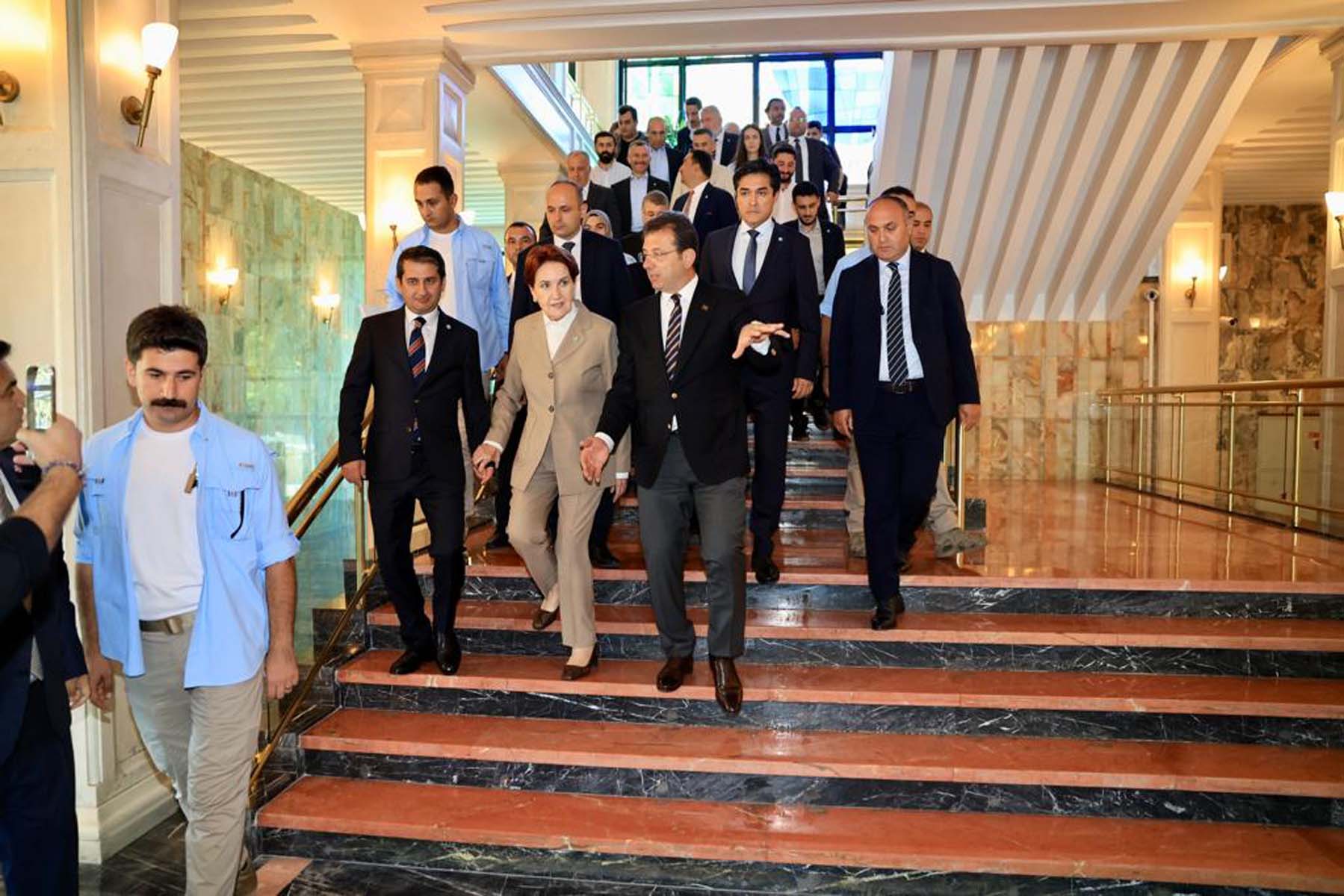 Akşener, İmamoğlu'nu ziyaret etmişti! Ahmet Hakan, ziyarettin altında yatan sırrı açıkladı: Cumhurbaşkanı adaylığından KIlıçdaroğlu'na mesaj çekiyor