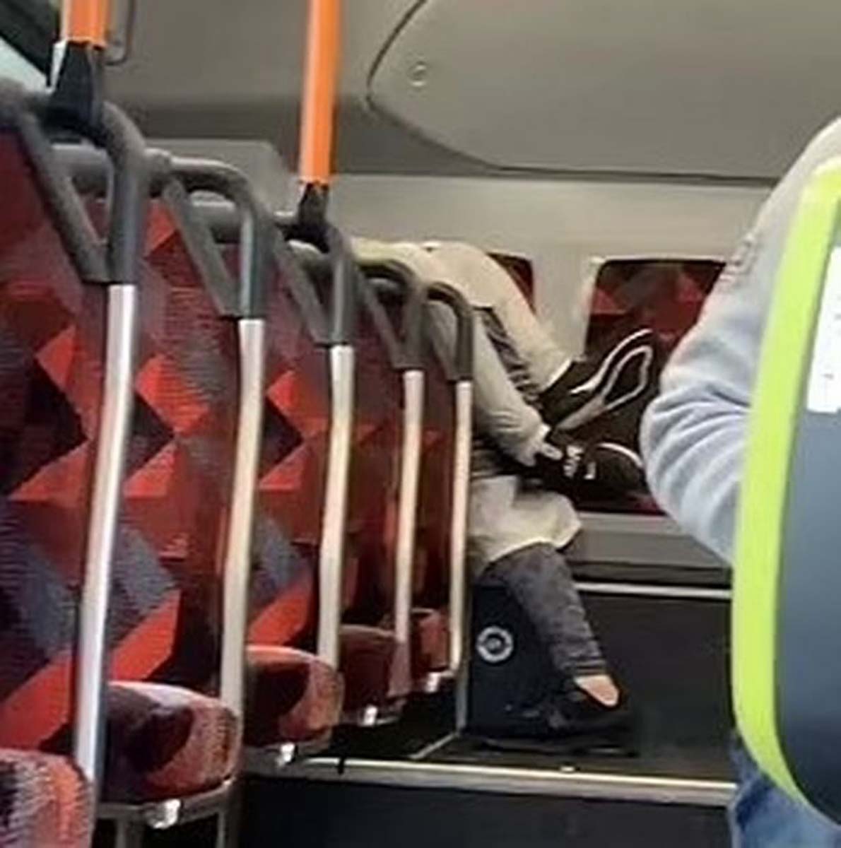 Yolcu otobüsünde skandal görüntü! Kimseye aldırmadan ilişkiye girdiler 