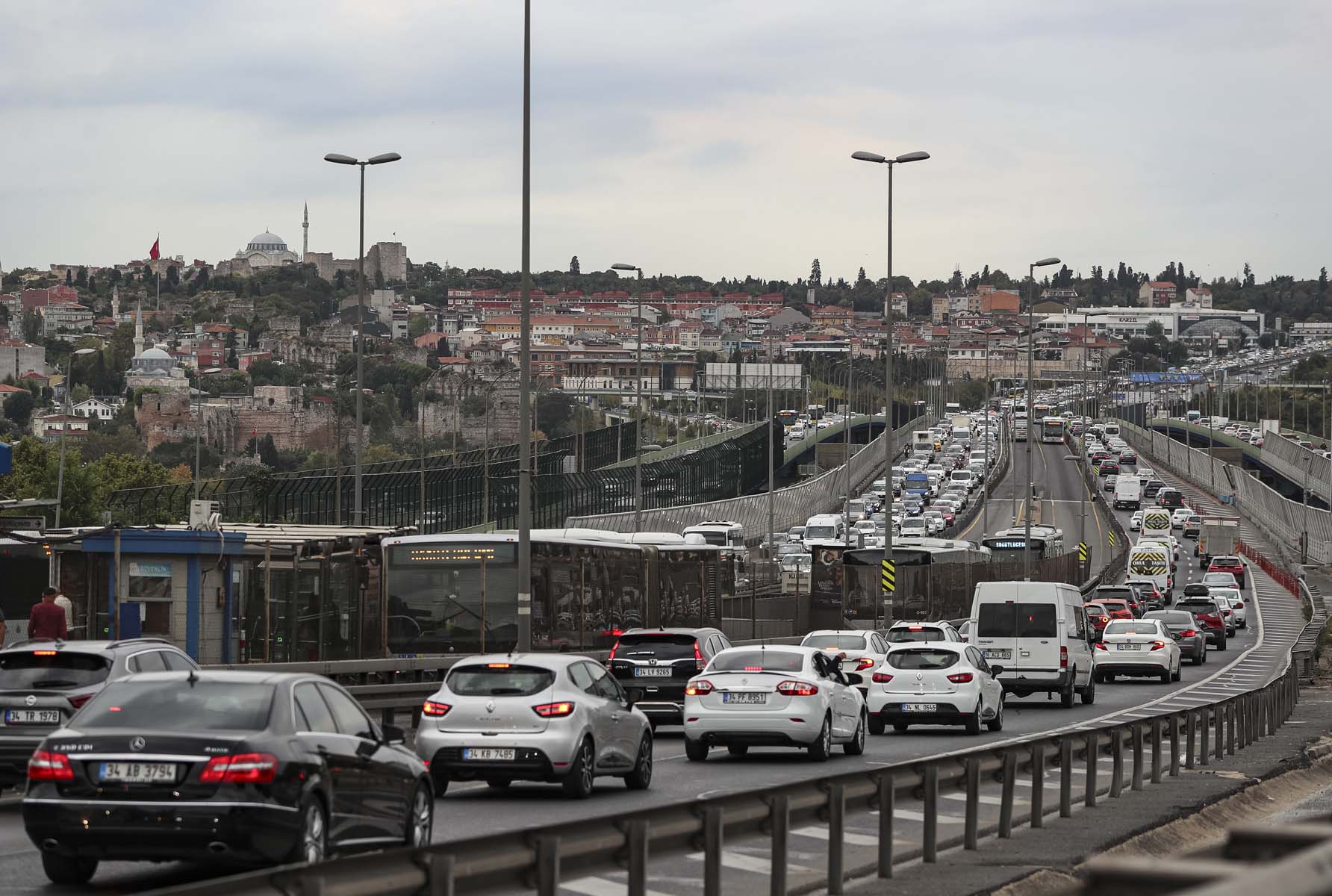 Öğrenciler için ders zili çaldı, İstanbul'da trafik yoğunluğu başladı!