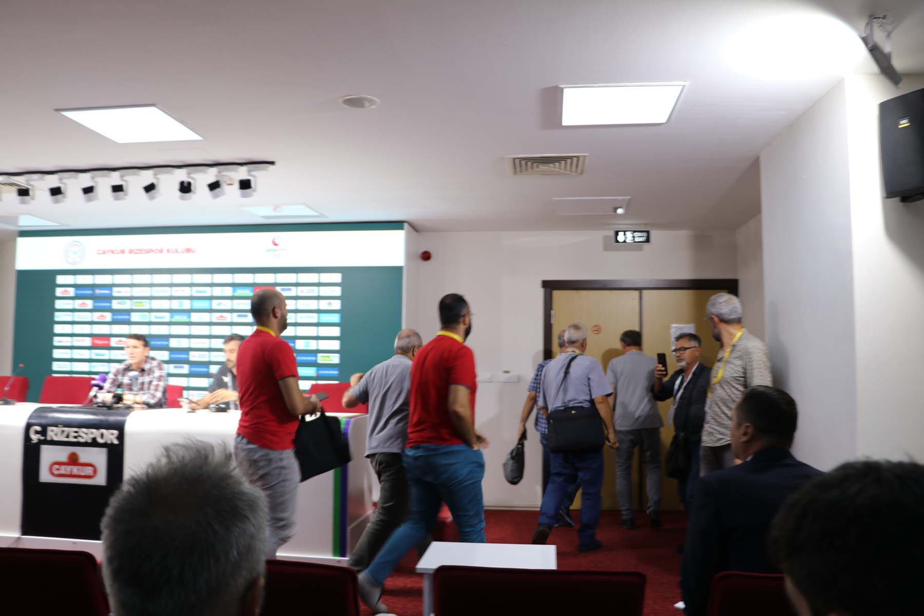 Samsunspor teknik direktörü Bayram Bektaş'a büyük şok! Basın mensupları toplantıyı terk etti: Saygı duymayana saygı duymuyoruz