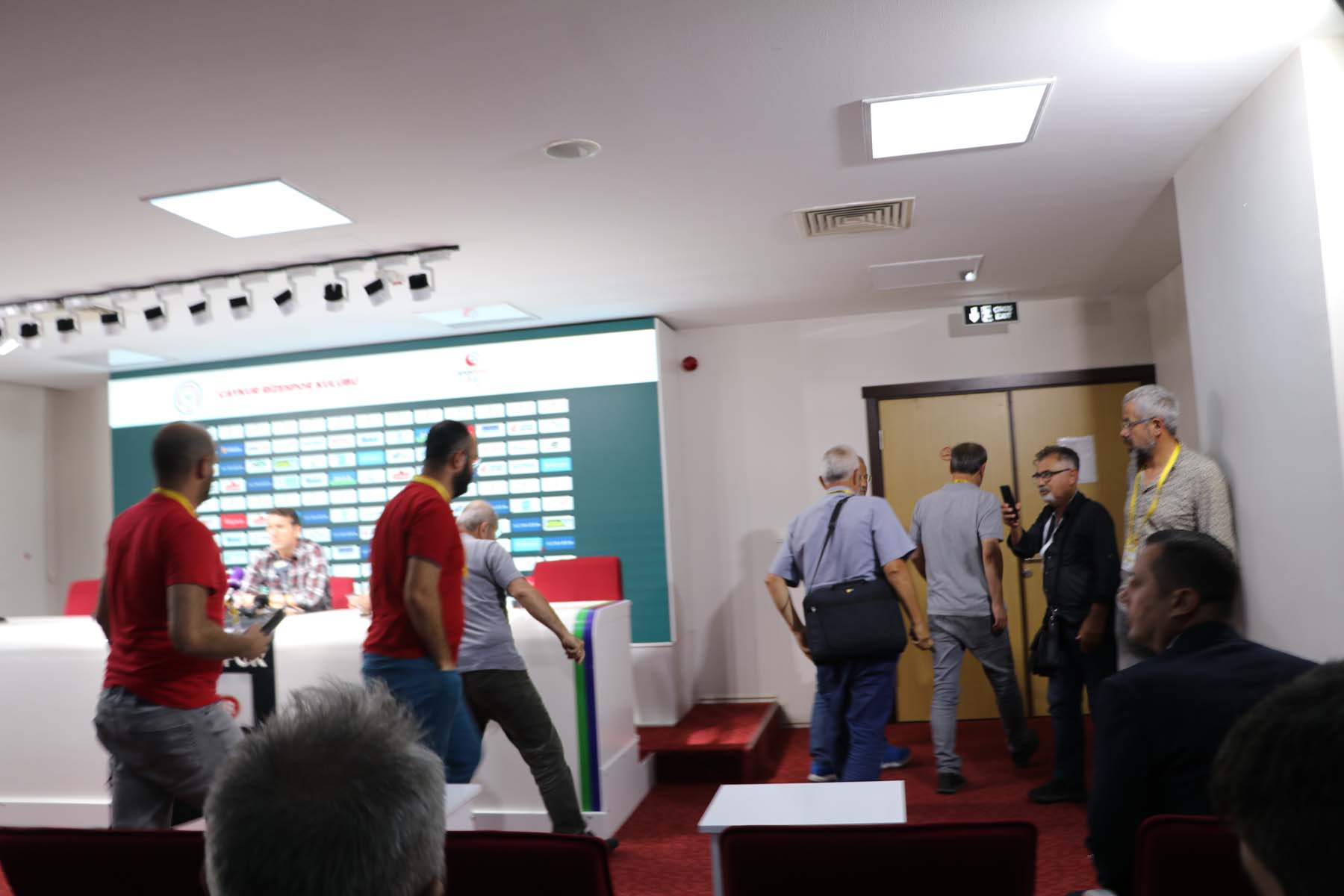 Samsunspor teknik direktörü Bayram Bektaş'a büyük şok! Basın mensupları toplantıyı terk etti: Saygı duymayana saygı duymuyoruz