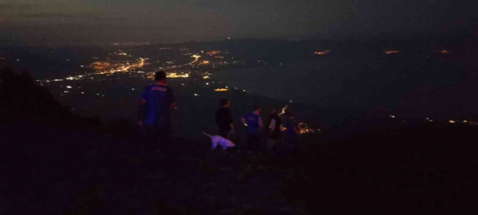 Macera tutkuları sonları oluyordu! Yamaç paraşütüyle uçuş yapan sporcular ağaca takılı! Nefes kesen operasyon...