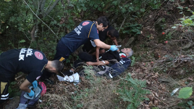 Macera tutkuları sonları oluyordu! Yamaç paraşütüyle uçuş yapan sporcular ağaca takılı! Nefes kesen operasyon...