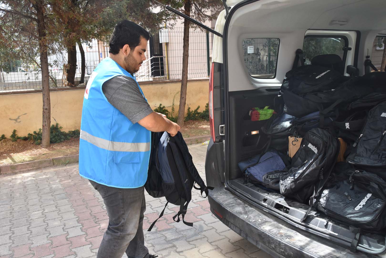 Pendik Belediyesi dar gelirli aileleri unutmadı! Okul çağındaki çocuklara kırtasiye yardımı!