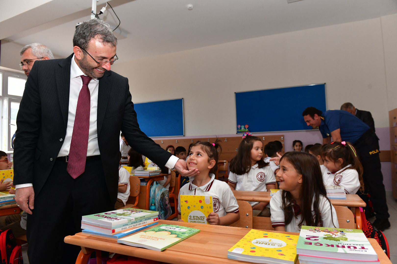 Pendik'te eğitim öğretim dönemi heyecanı! Öğrenciler tören ile karşılandı!