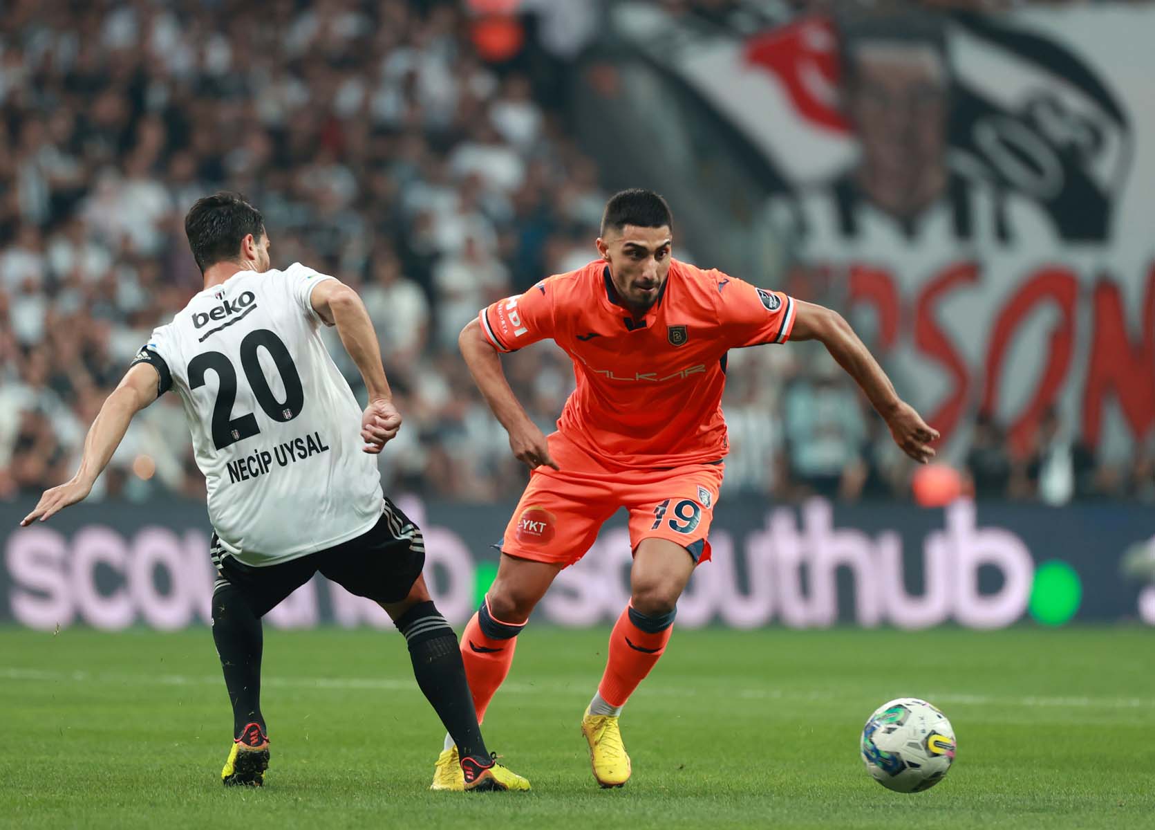 Beşiktaş, Başakşehir'e kaybedince olanlar oldu! Taraftar sinirini Necip Uysal'dan çıkardı! "Necip’i ıslıklamayan Beşiktaş’lı değildir"