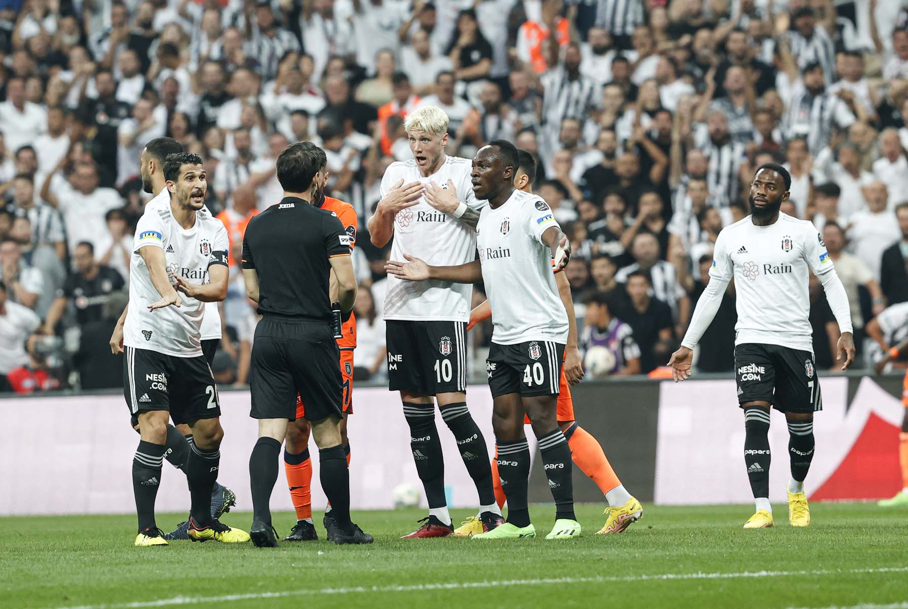 Beşiktaş, Başakşehir'e kaybedince olanlar oldu! Taraftar sinirini Necip Uysal'dan çıkardı! "Necip’i ıslıklamayan Beşiktaş’lı değildir"