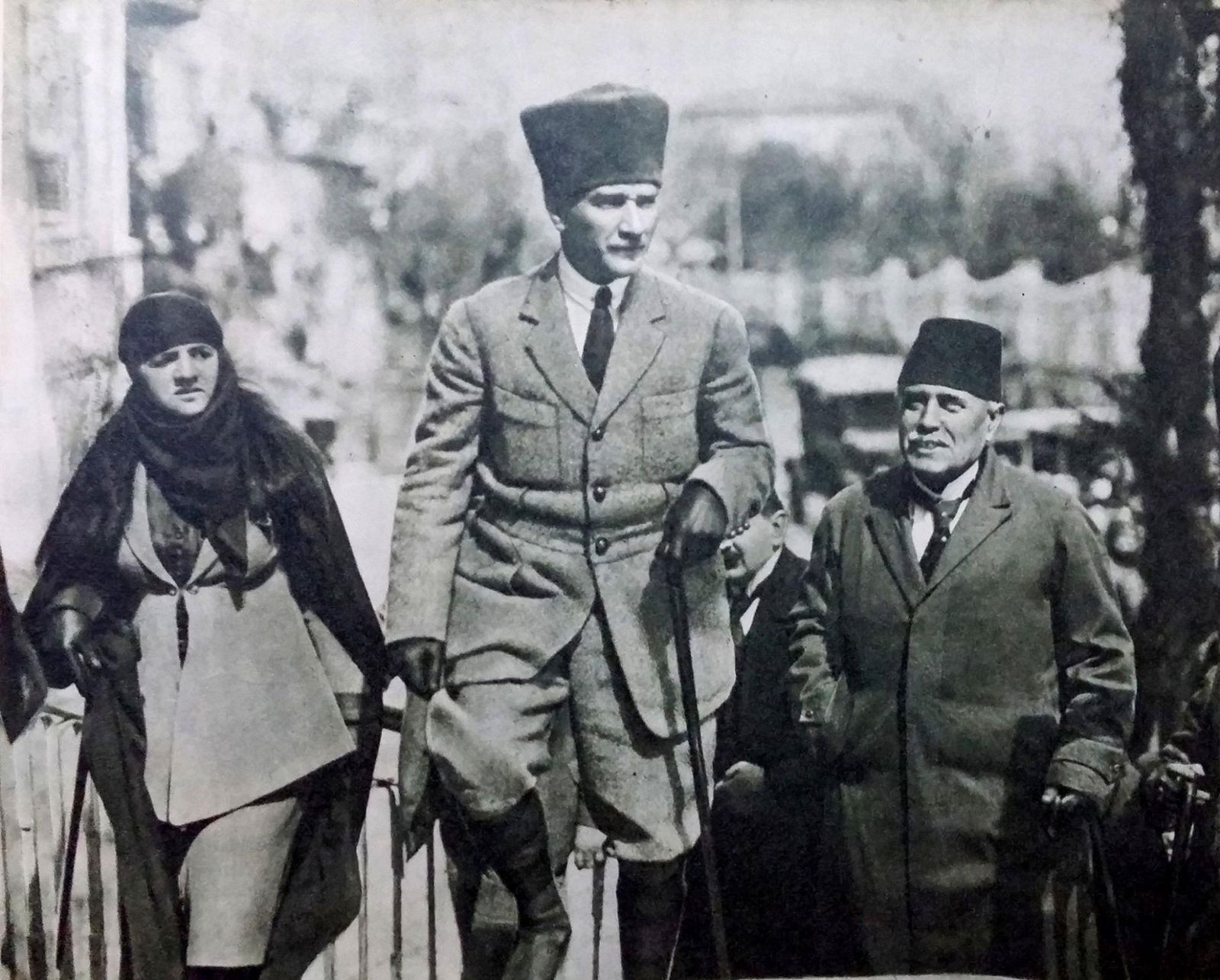 5816 kalkarsa Atatürk ile Latife hanımın neden boşandığını itiraf edecekmiş! Latife hanımın yeğeni Mehmet Sadık Öke haddini aştı, takipçileri çılgına döndü