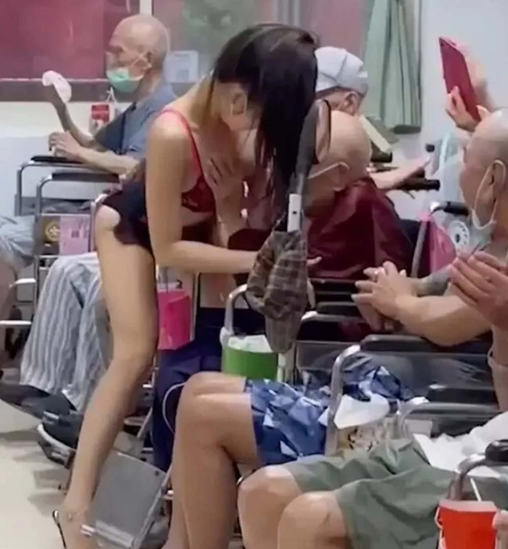 Dünya'nın çivisi çıktı! Huzur evine striptizci daveti! Genç kız yaşlı adama yapmadığını bırakmadı!