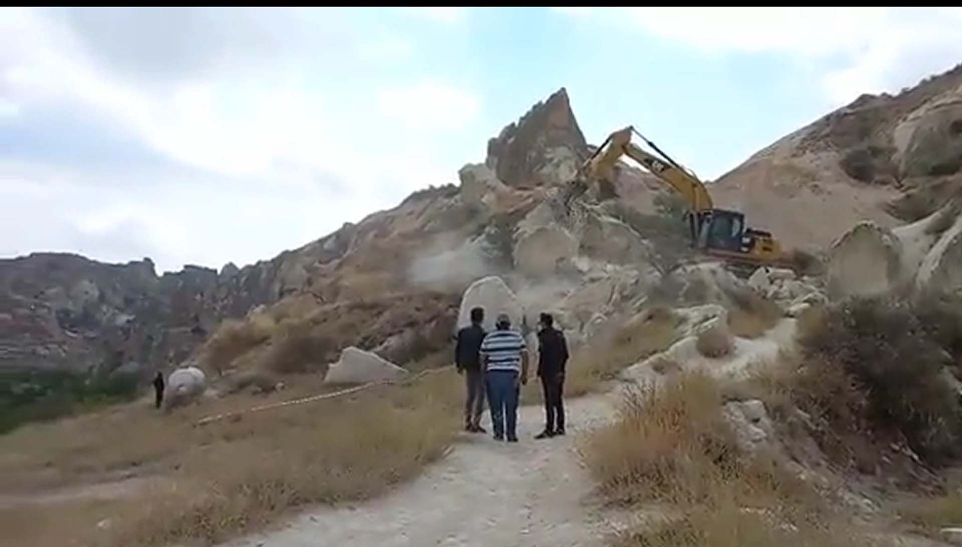 Sosyal medyayı ayağa kaldıran görüntü! Milyonlarca yıllık Peri Bacaları'nı iş makinesiyle yıktılar! Bakın neden... 