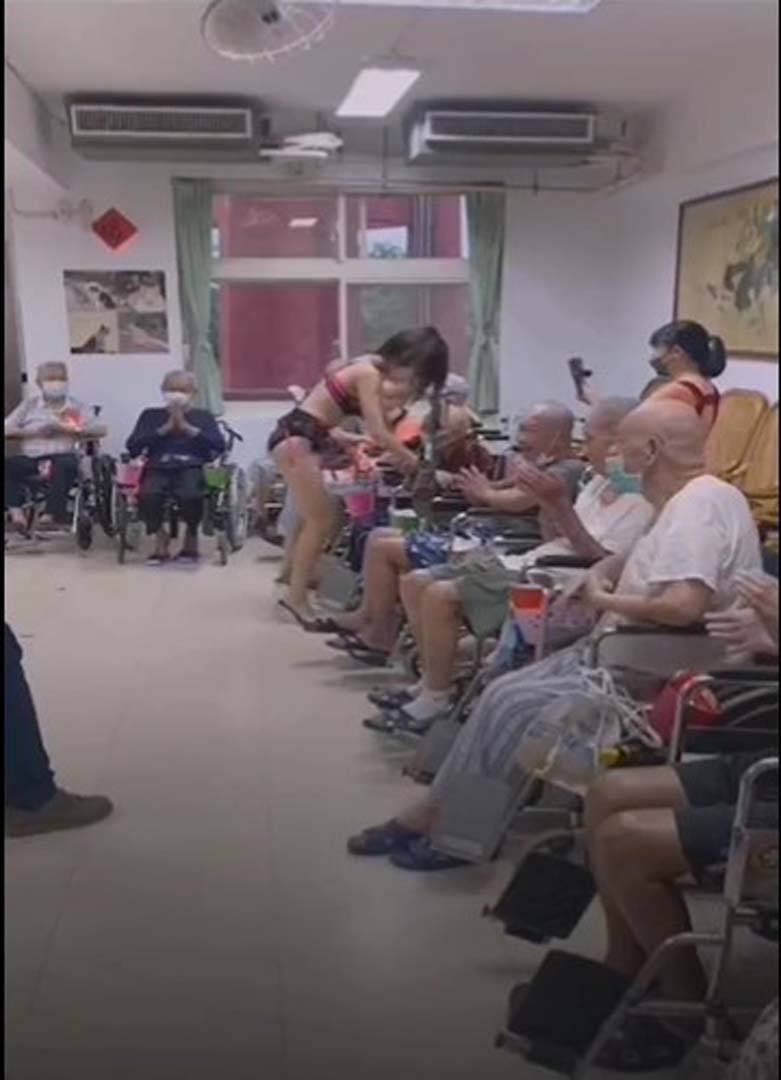 Dünya'nın çivisi çıktı! Huzur evine striptizci daveti! Genç kız yaşlı adama yapmadığını bırakmadı!