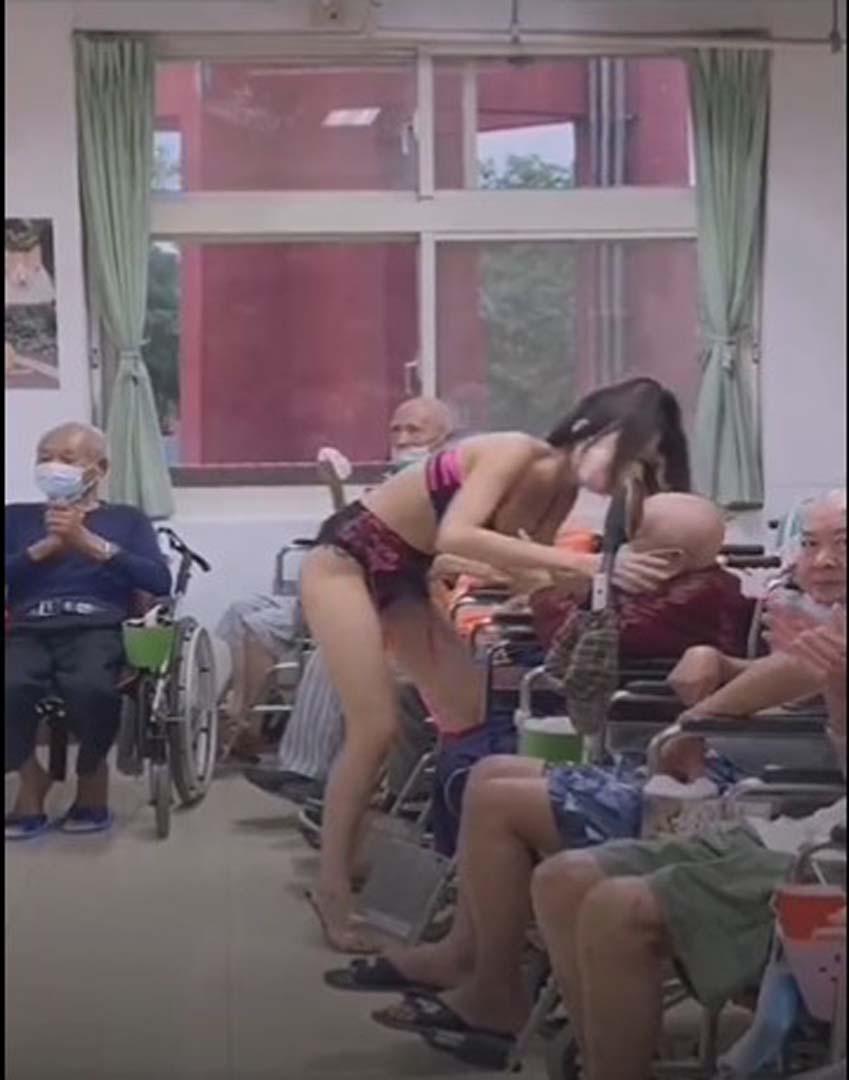 Dünya'nın çivisi çıktı! Huzur evine striptizci daveti! Genç kız yaşlı adama yapmadığını bırakmadı!