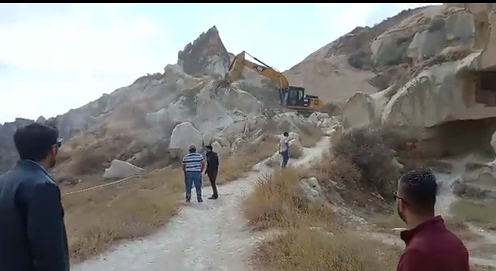 Sosyal medyayı ayağa kaldıran görüntü! Milyonlarca yıllık Peri Bacaları'nı iş makinesiyle yıktılar! Bakın neden... 