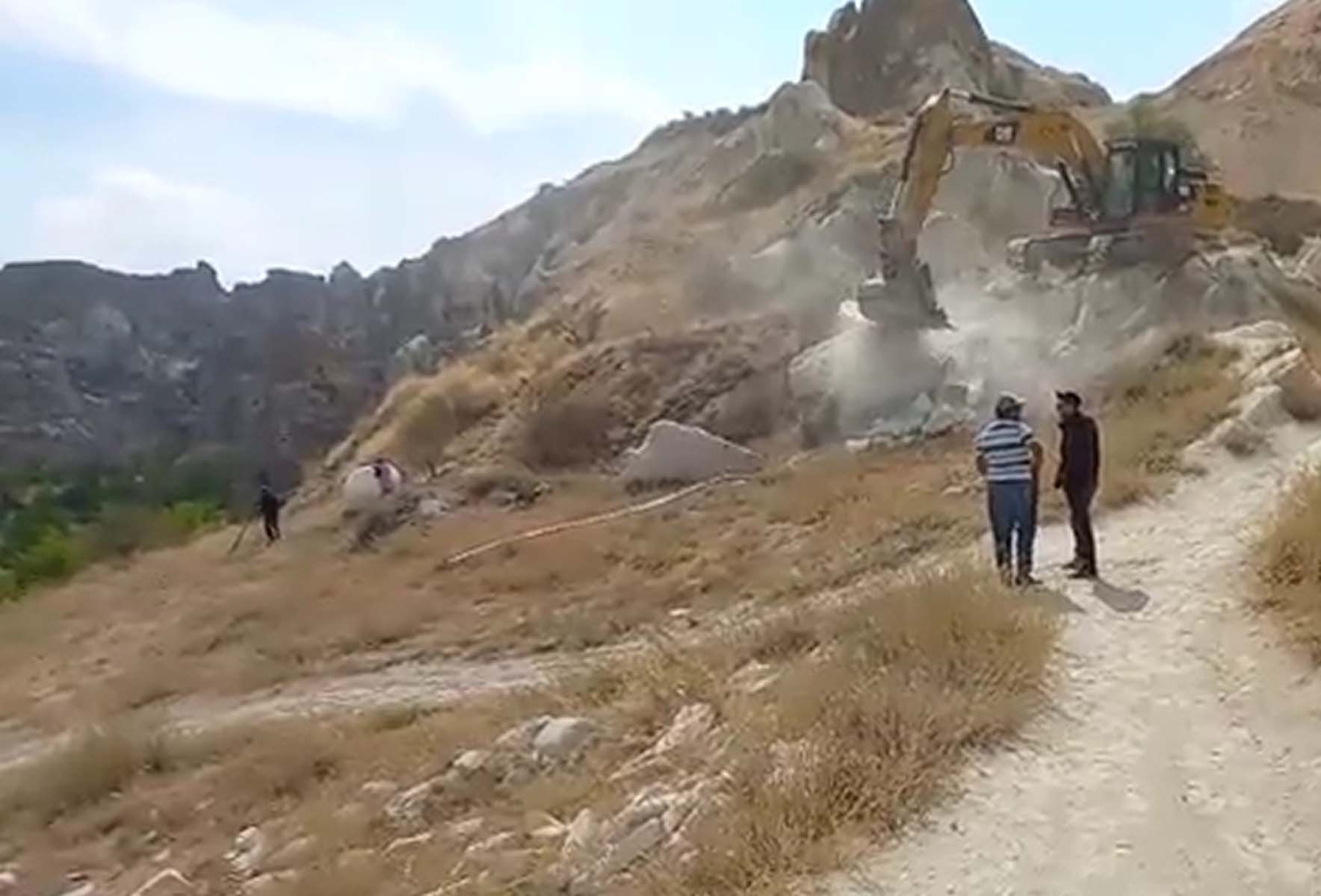 Sosyal medyayı ayağa kaldıran görüntü! Milyonlarca yıllık Peri Bacaları'nı iş makinesiyle yıktılar! Bakın neden... 