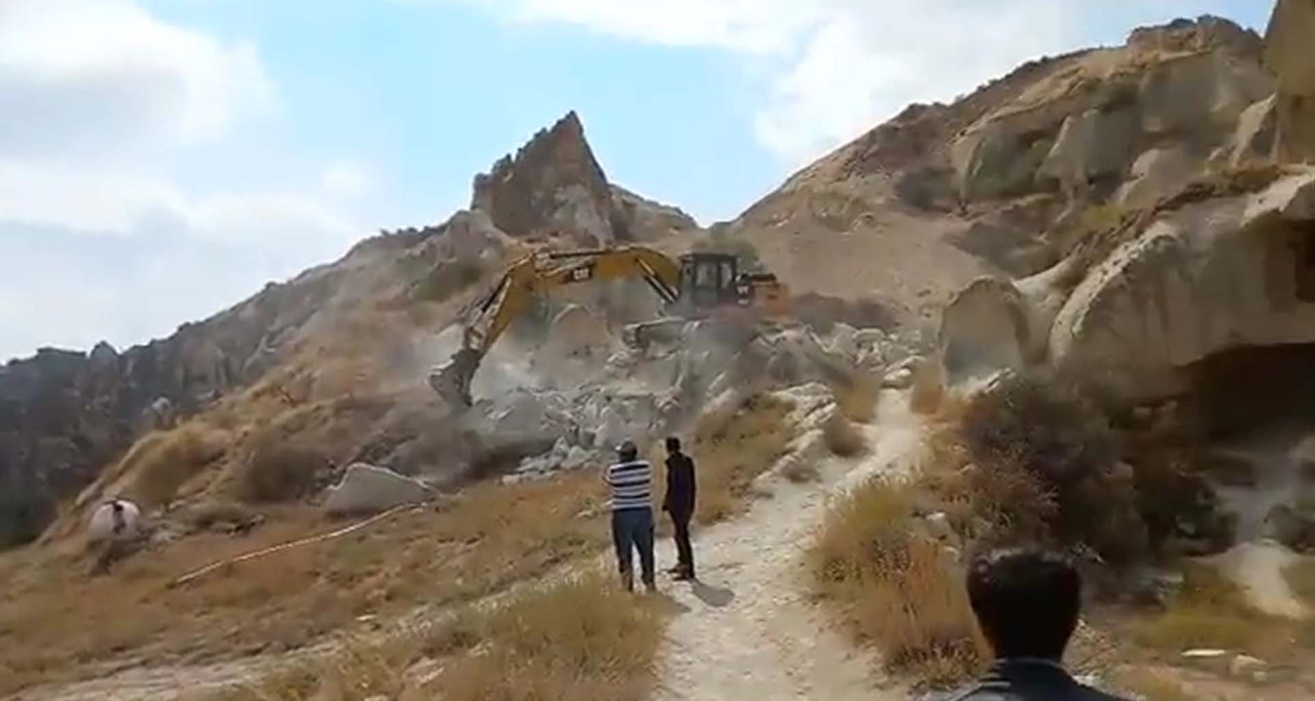 Sosyal medyayı ayağa kaldıran görüntü! Milyonlarca yıllık Peri Bacaları'nı iş makinesiyle yıktılar! Bakın neden... 