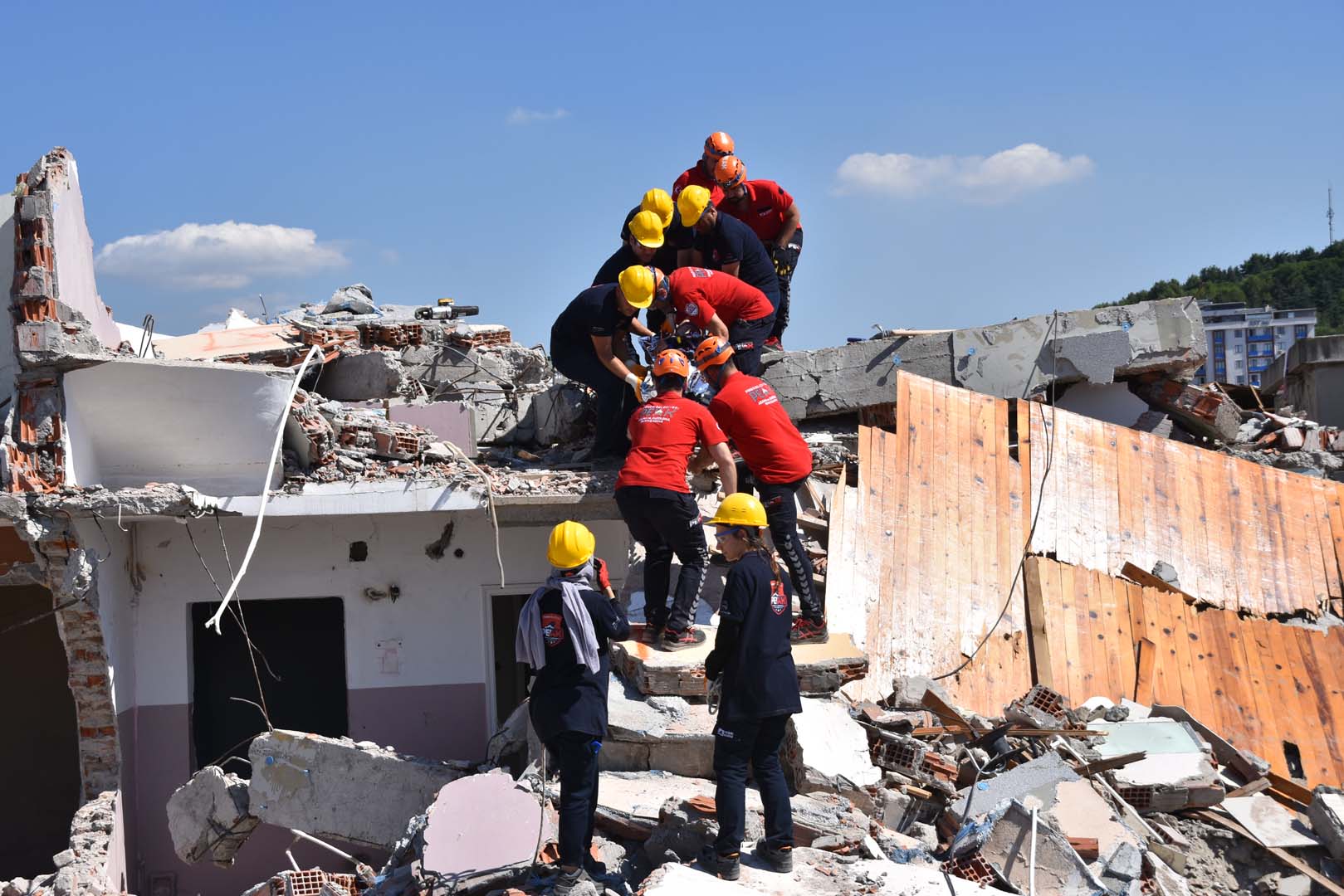 Pendik Belediyesi PEAK ekiplerinden deprem tatbikatı! Şiddetli bir sarsıntı yaşadılar!