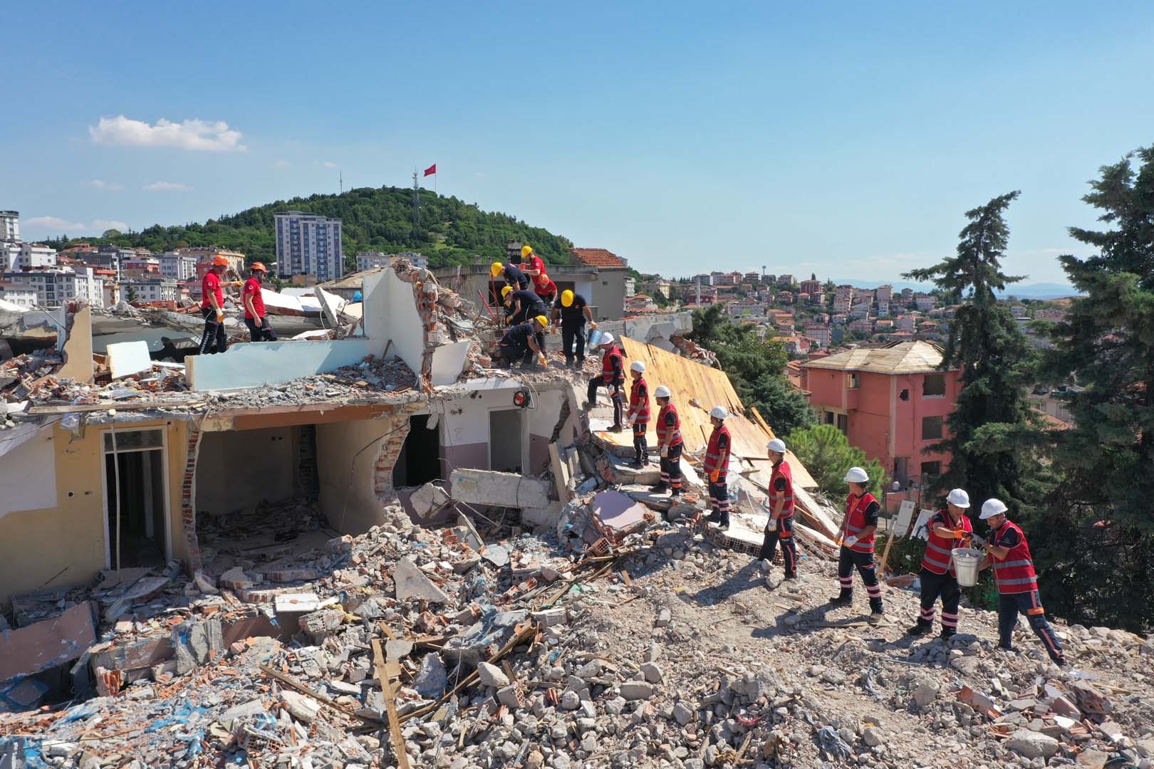 Pendik Belediyesi PEAK ekiplerinden deprem tatbikatı! Şiddetli bir sarsıntı yaşadılar!