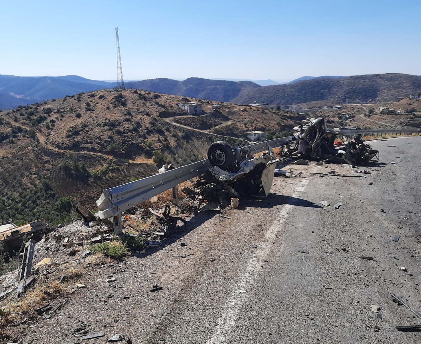 Gaziantep Nurdağı'nda feci kaza! Otomobil ve kamyon kafa kafaya çarpıştı: 2 ölü, 1 ağır yaralı 
