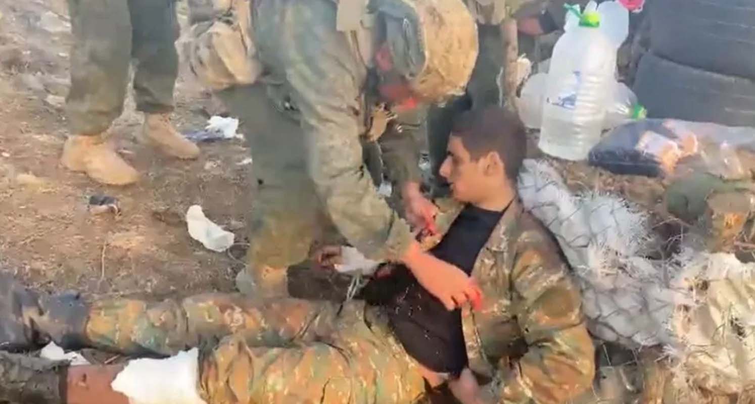 Azerbaycan askerinin merhameti duygulandırdı! Ermeni askerin yarasını sardı! Korkma yaşayacaksın