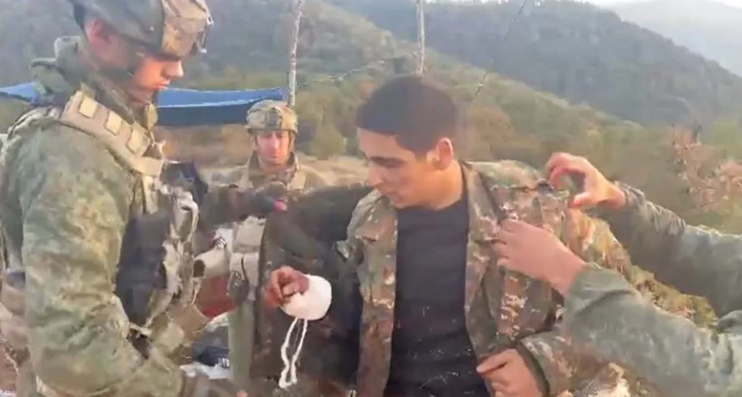 Azerbaycan askerinin merhameti duygulandırdı! Ermeni askerin yarasını sardı! Korkma yaşayacaksın