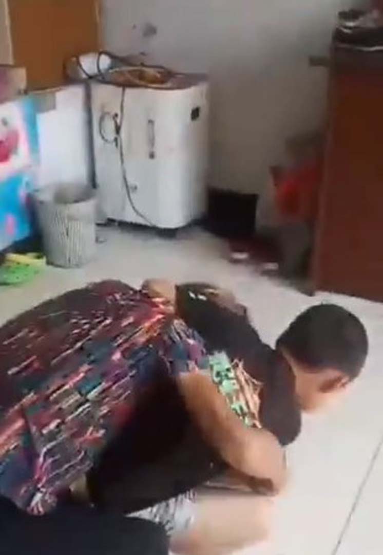 Büyükannesinin kendisini dövmesine dayamadı! 10 yaşındaki çocuk, boynundan tuttuğu yaşlı kadını dakikalar içinde öldürdü!