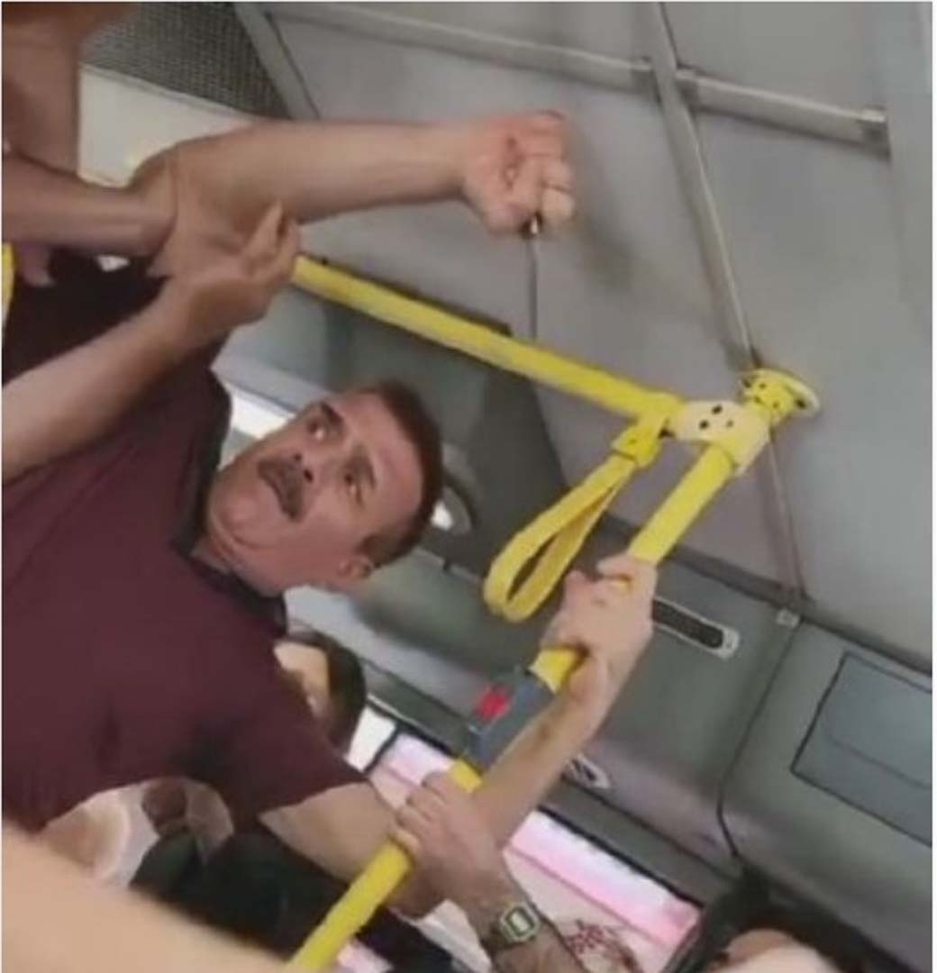 İETT otobüsü savaş alanına döndü! Ayağına basan yolcuya belindeki bıçağı ile saldırdı!