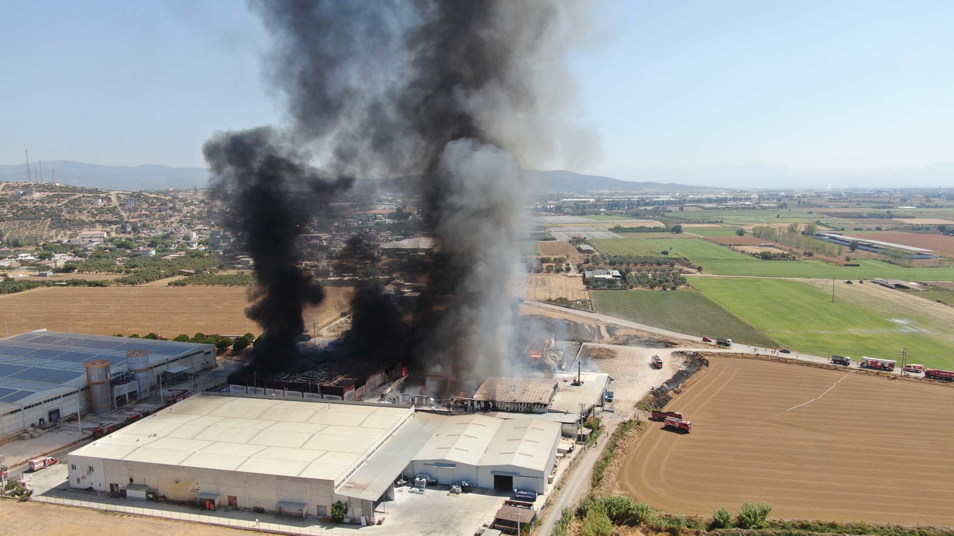 İzmir Torbalı'da korkutan yangın! Kozmetik fabrikası alev alev yanıyor 
