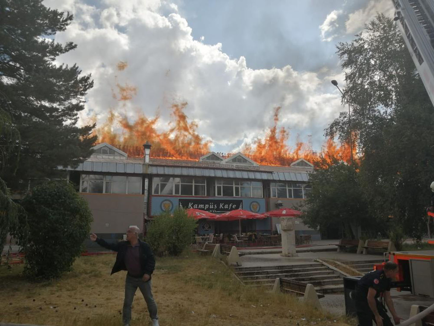 Üniversitede dehşet veren anlar! Yemekhanede yangın çıktı!