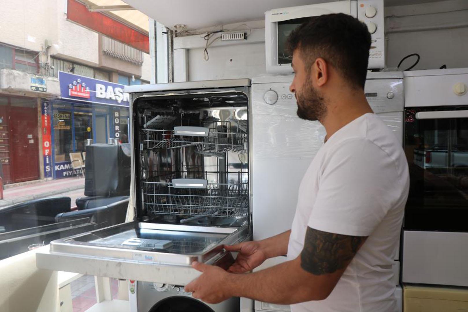 Sıfır eşyaların fiyatı el yaktı, ikinci ele olan talep arttı! Öğrenciler spotçulara akın etti!