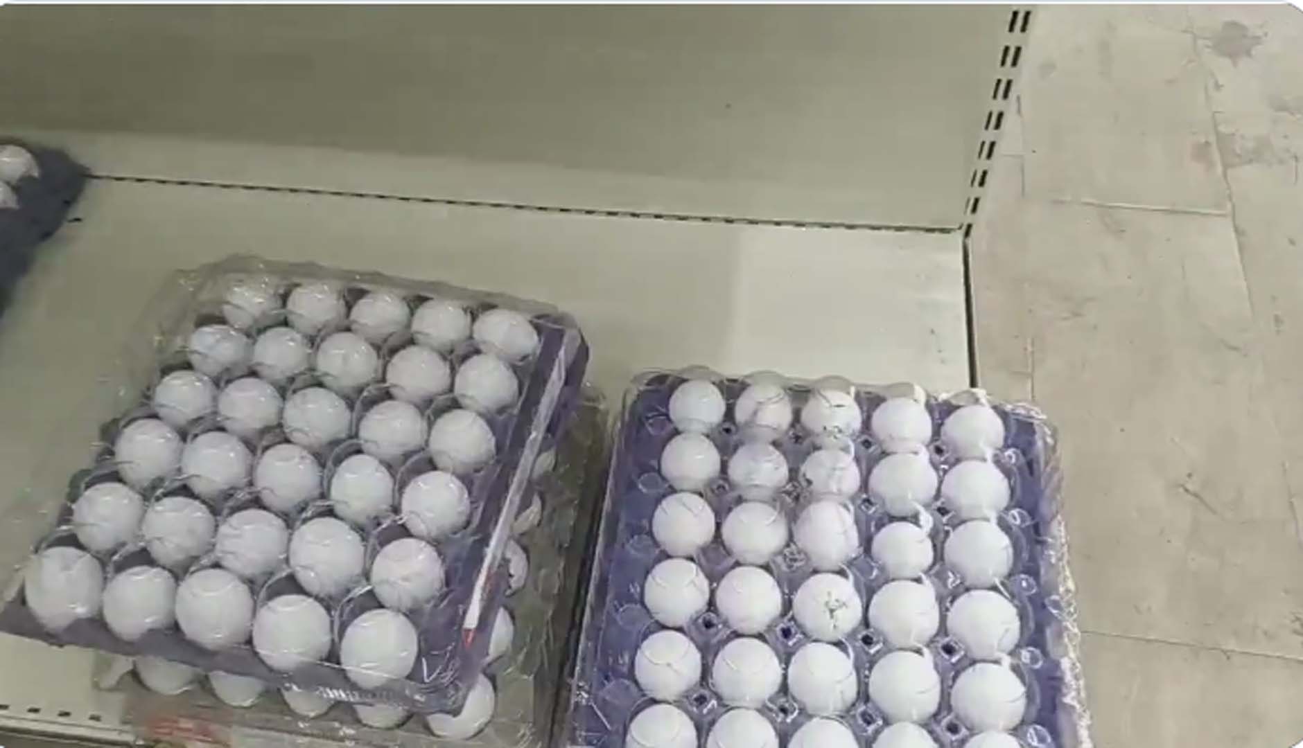 A101 marketinde şok edici görünütler! Kurtlanmış yumurtaları raflara koyarak satışa çıkardılar!