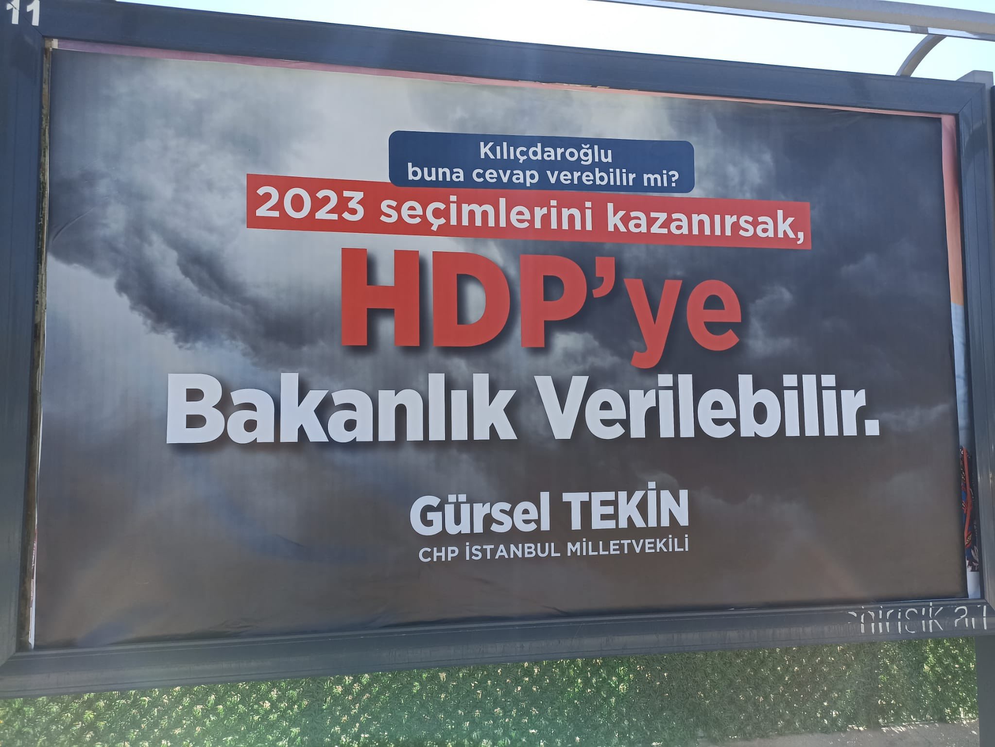 Selahattin Demirtaş'ın göğsüne şeref madalyası takacağım yazılı billboardlara hapisteki muhatabından yanıt geldi!