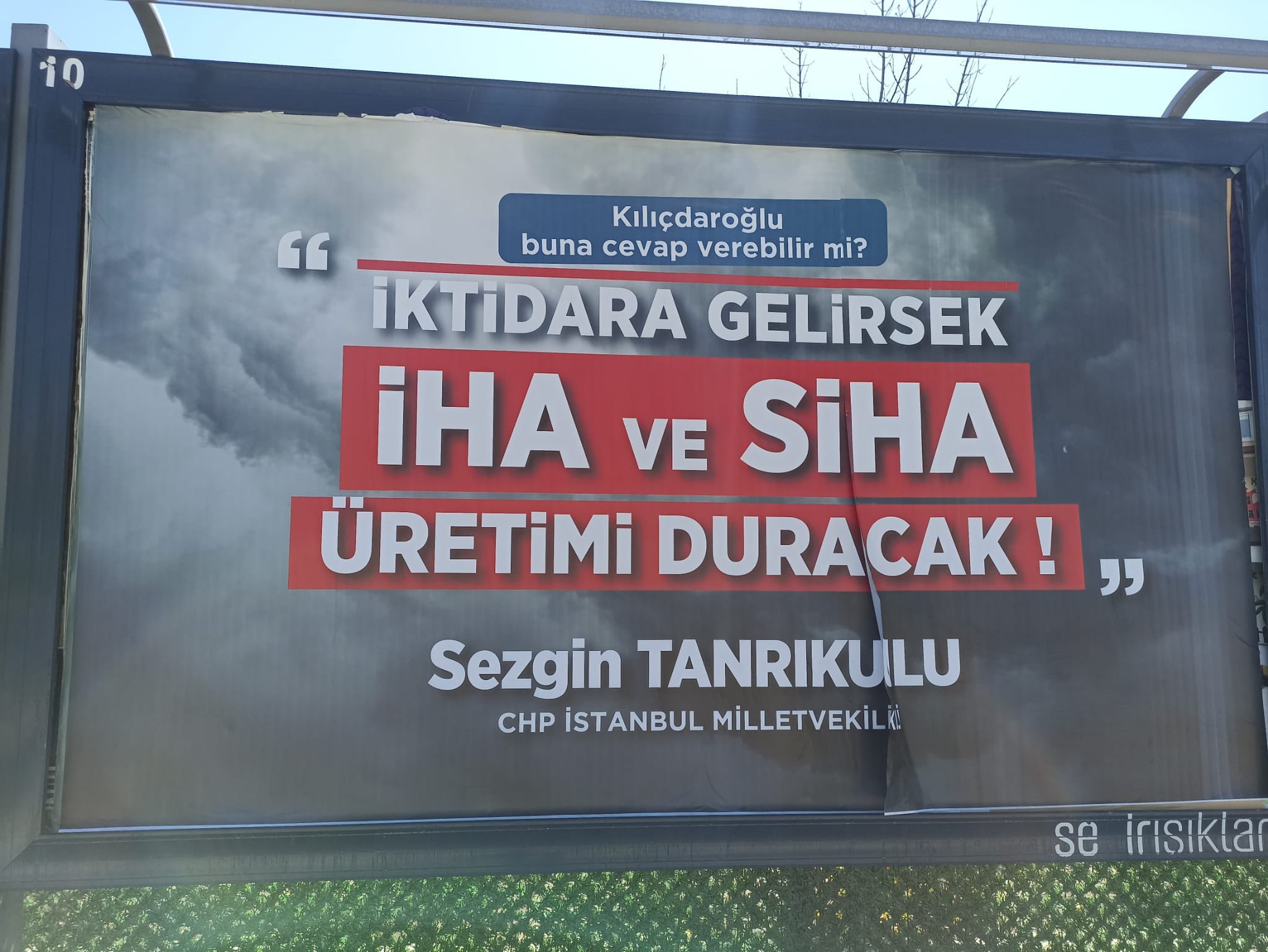 Selahattin Demirtaş'ın göğsüne şeref madalyası takacağım yazılı billboardlara hapisteki muhatabından yanıt geldi!