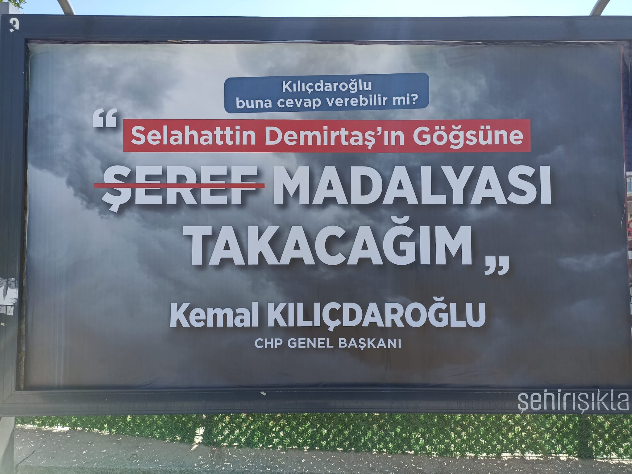 Selahattin Demirtaş'ın göğsüne şeref madalyası takacağım yazılı billboardlara hapisteki muhatabından yanıt geldi!