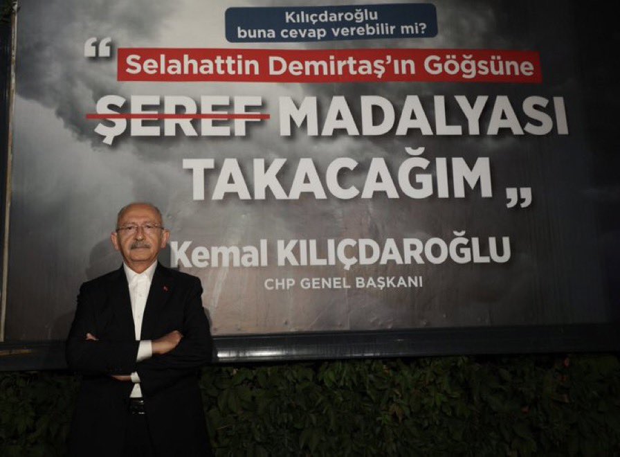Selahattin Demirtaş'ın göğsüne şeref madalyası takacağım yazılı billboardlara hapisteki muhatabından yanıt geldi!