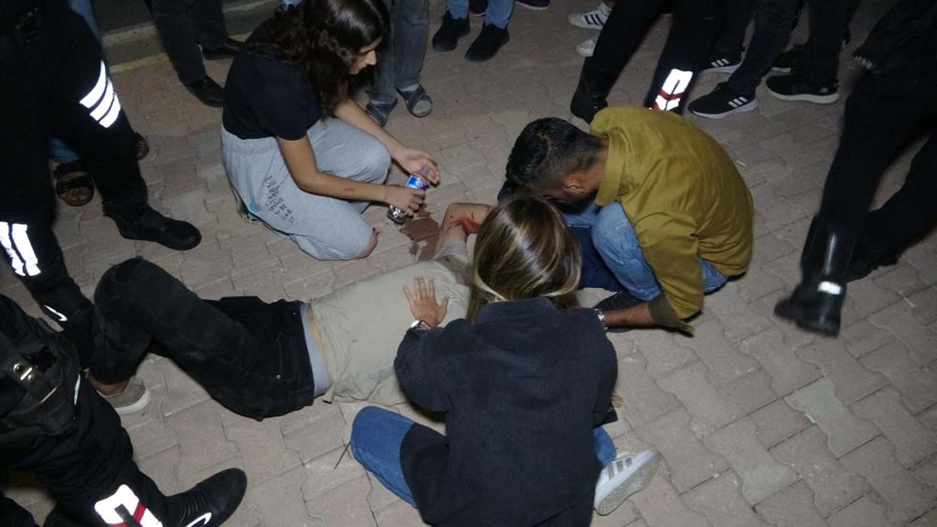 Tuğçe Kandemir'in konserinde bıçaklar konuştu! Kanlar içinde yere yığıldılar!