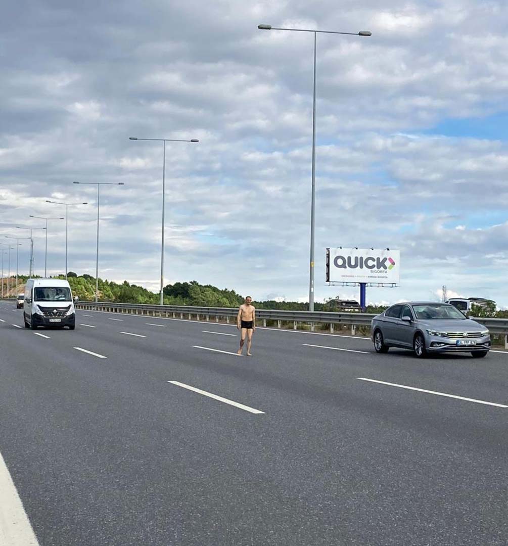 İstanbul'daki çıplak vatandaşların sonu gelmiyor! İpinden kopmuşcasına araçların arasından koştu!