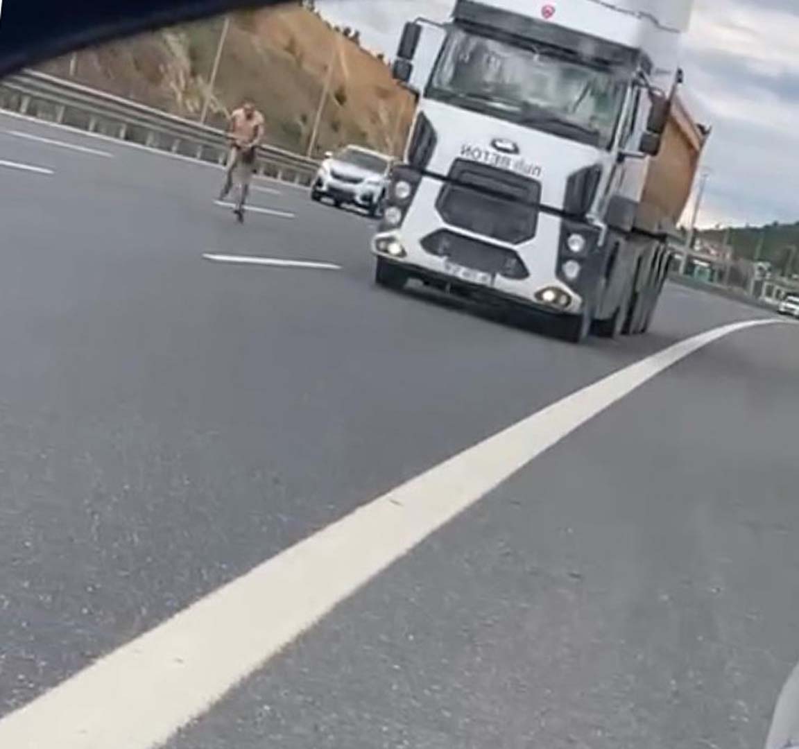 İstanbul'daki çıplak vatandaşların sonu gelmiyor! İpinden kopmuşcasına araçların arasından koştu!